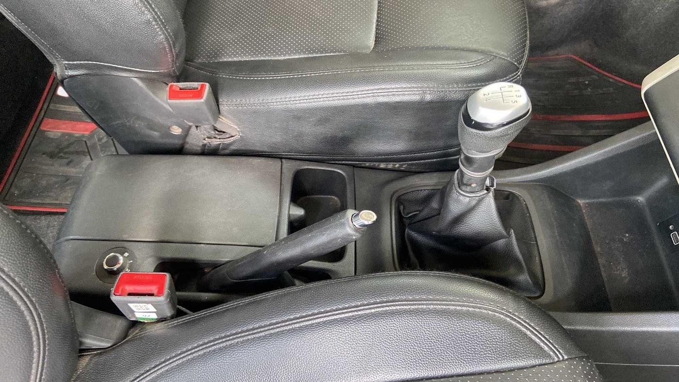 2019 Renault TRIBER RXZ, Petrol, Manual, 30,056 km, Gear Lever