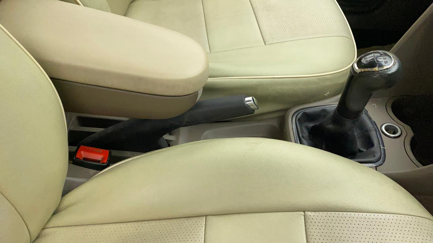 2012 Skoda Rapid AMBITION 1.6 MPI MT, Petrol, Manual, 76,646 km, Gear Lever