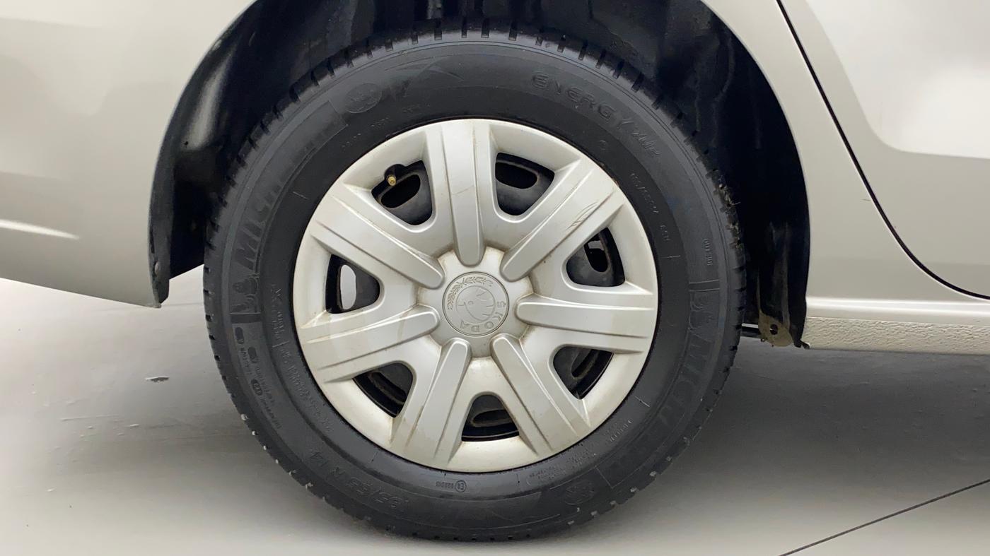 2012 Skoda Rapid AMBITION 1.6 MPI MT, Petrol, Manual, 76,646 km, Right Rear Wheel