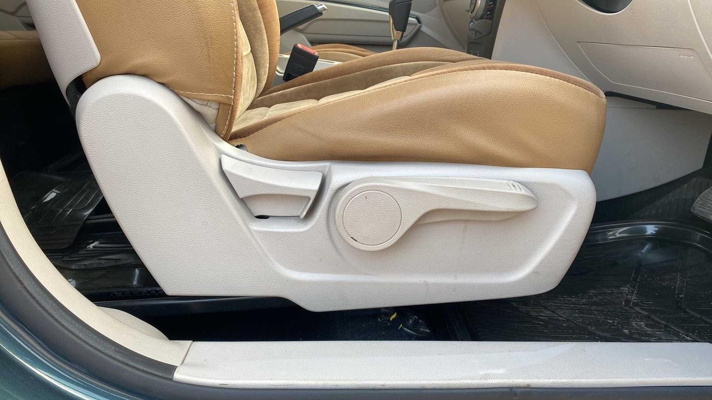 2020 Mahindra XUV300 W8 (O) 1.5 DIESEL AMT, Diesel, Automatic, 13,248 km, Driver Side Adjustment Panel