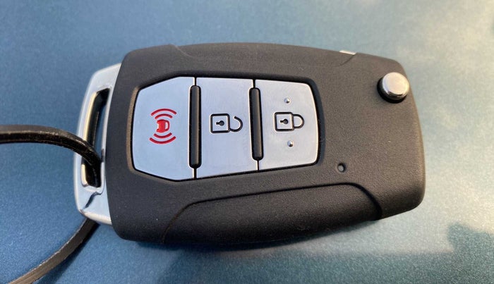 2020 Mahindra XUV300 W8 (O) 1.5 DIESEL AMT, Diesel, Automatic, 13,248 km, Key Close Up