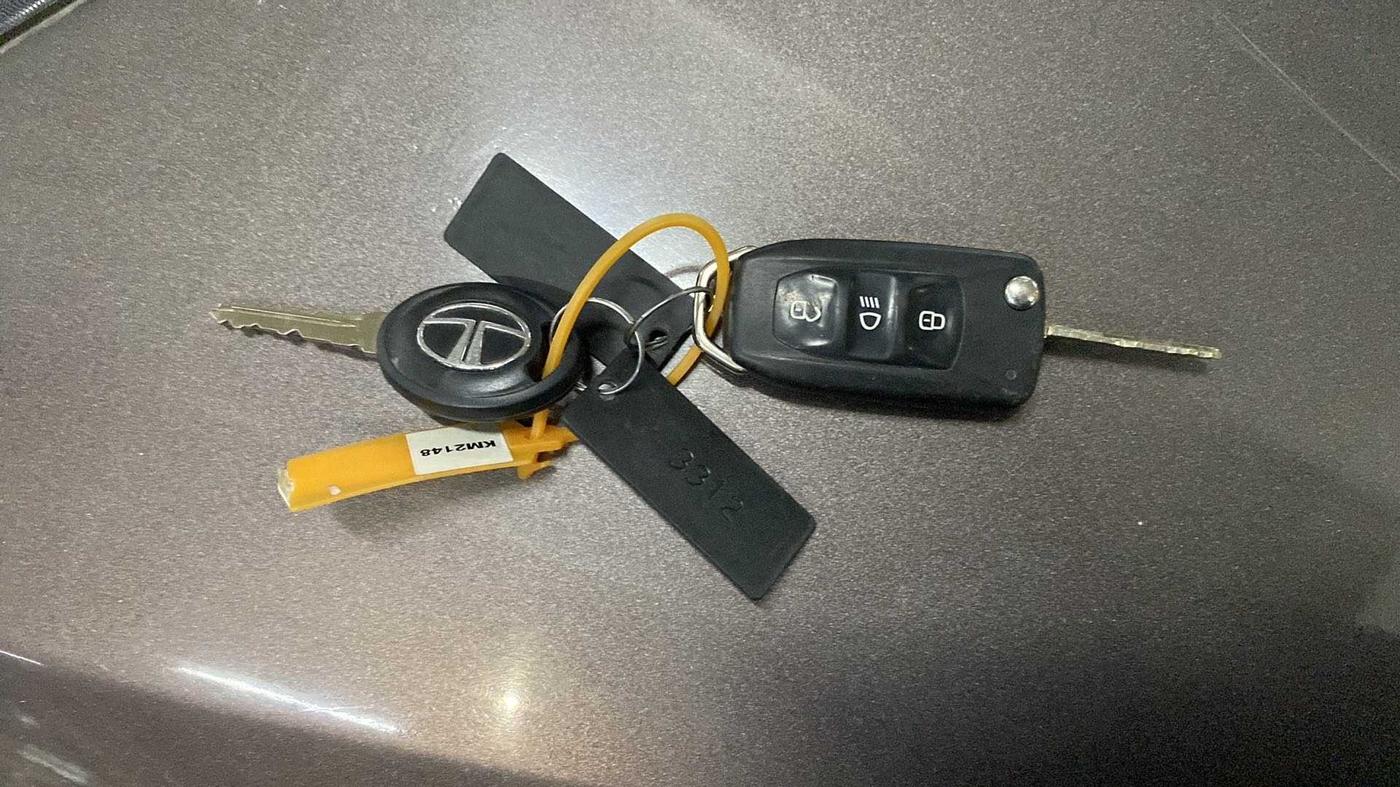 2018 Tata Tiago XZ PETROL, Petrol, Manual, 40,212 km, Key Close Up