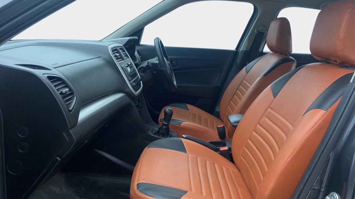 2020 Maruti Vitara Brezza LXI, Petrol, Manual, 35,026 km, Right Side Front Door Cabin