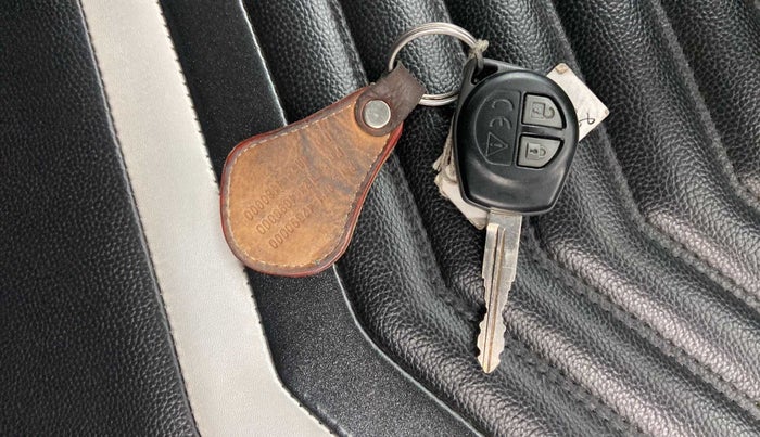 2020 Maruti Vitara Brezza LXI, Petrol, Manual, 35,437 km, Key Close Up