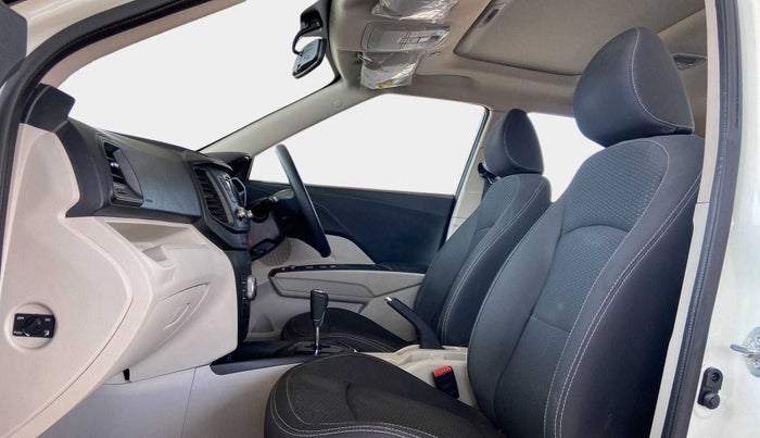 2022 Mahindra XUV300 W6 1.2 PETROL AMT, Petrol, Automatic, 24,615 km, Right Side Front Door Cabin