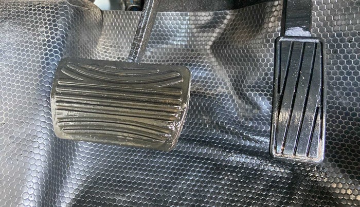 2022 Mahindra XUV300 W6 1.2 PETROL AMT, Petrol, Automatic, 24,615 km, Pedals