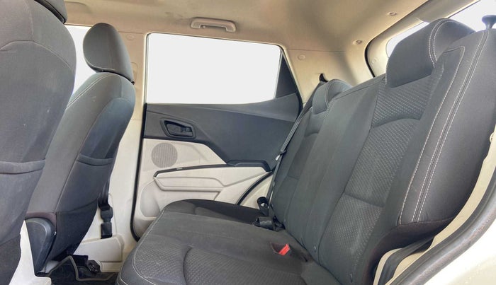 2022 Mahindra XUV300 W6 1.2 PETROL AMT, Petrol, Automatic, 24,615 km, Right Side Rear Door Cabin