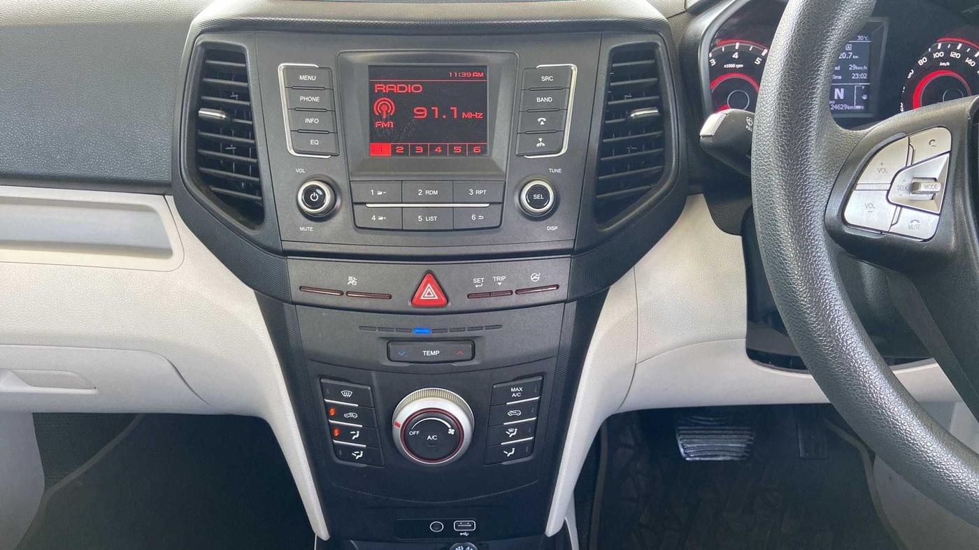 2022 Mahindra XUV300 W6 1.2 PETROL AMT, Petrol, Automatic, 24,615 km, Air Conditioner