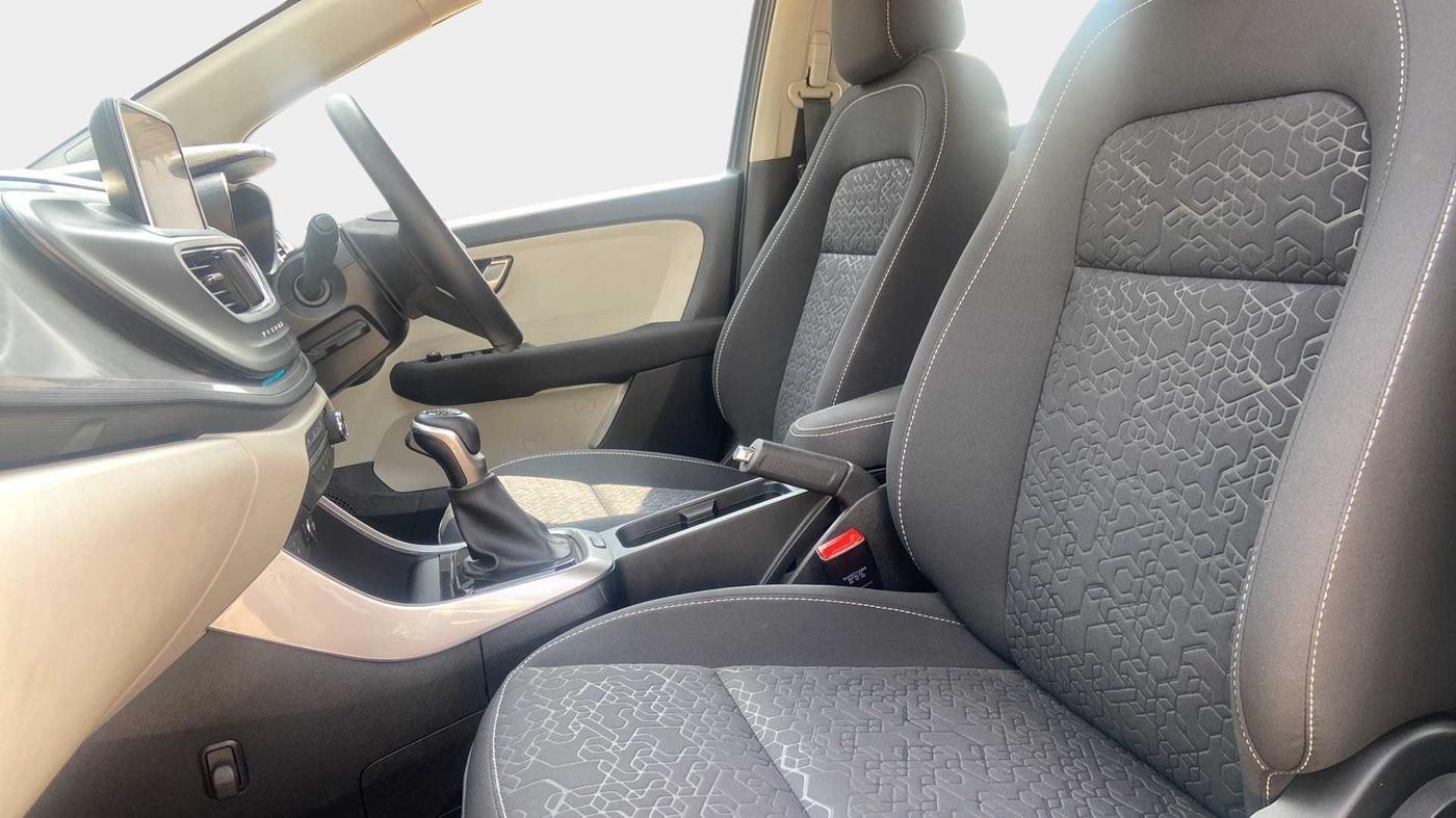 2022 Tata ALTROZ XZA, Petrol, Automatic, 6,131 km, Right Side Front Door Cabin