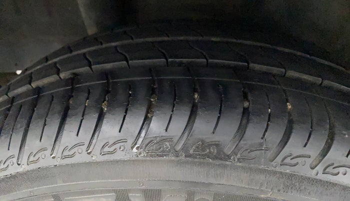 2014 Honda Brio VX MT, Petrol, Manual, 65,647 km, Right Rear Tyre Tread