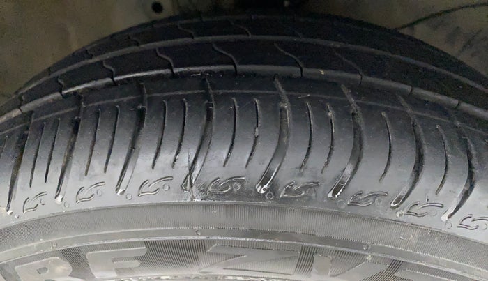 2014 Honda Brio VX MT, Petrol, Manual, 65,647 km, Right Front Tyre Tread