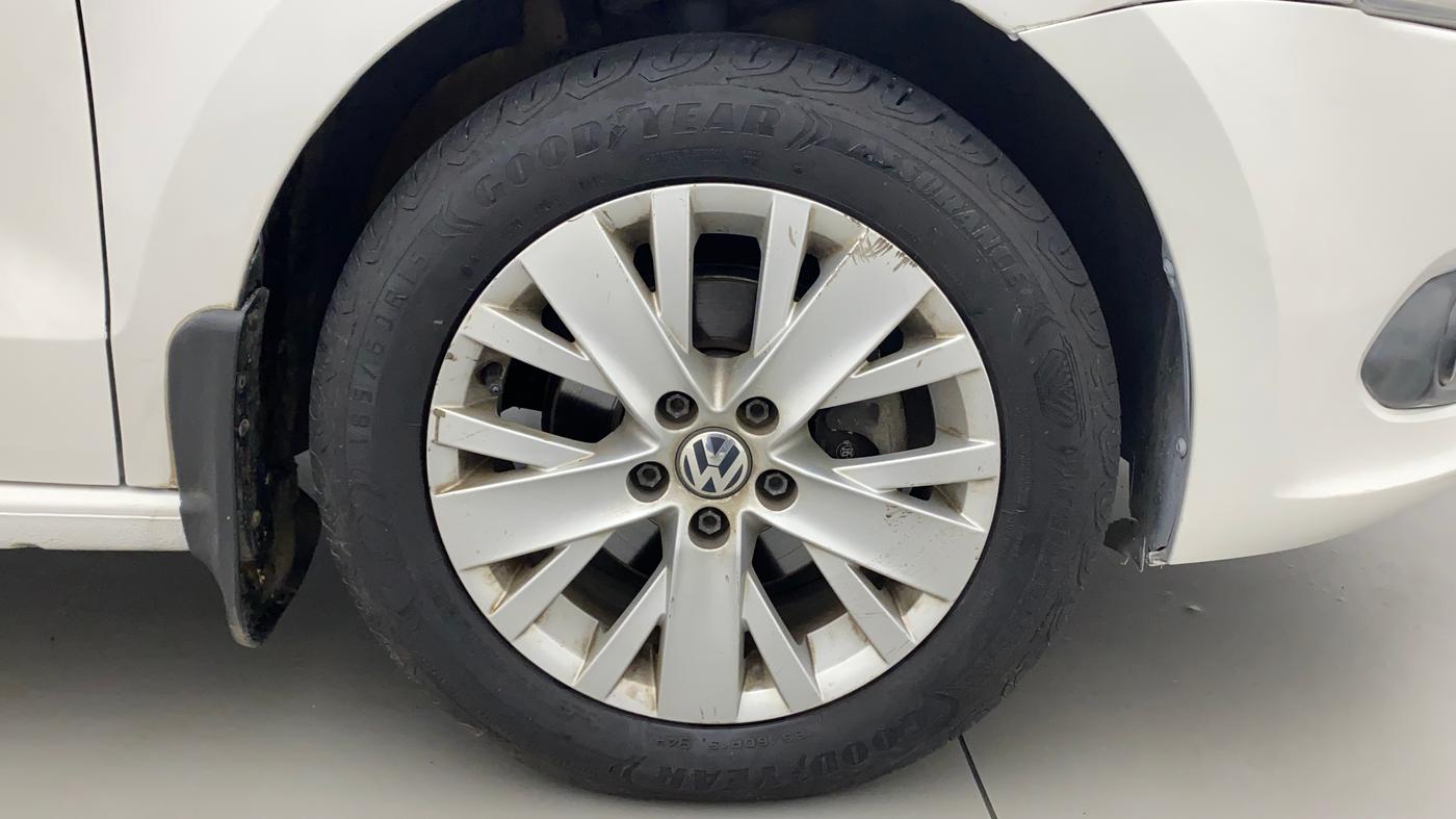 2015 Volkswagen Vento HIGHLINE 1.5 AT, Diesel, Automatic, 1,05,420 km, Right Front Wheel