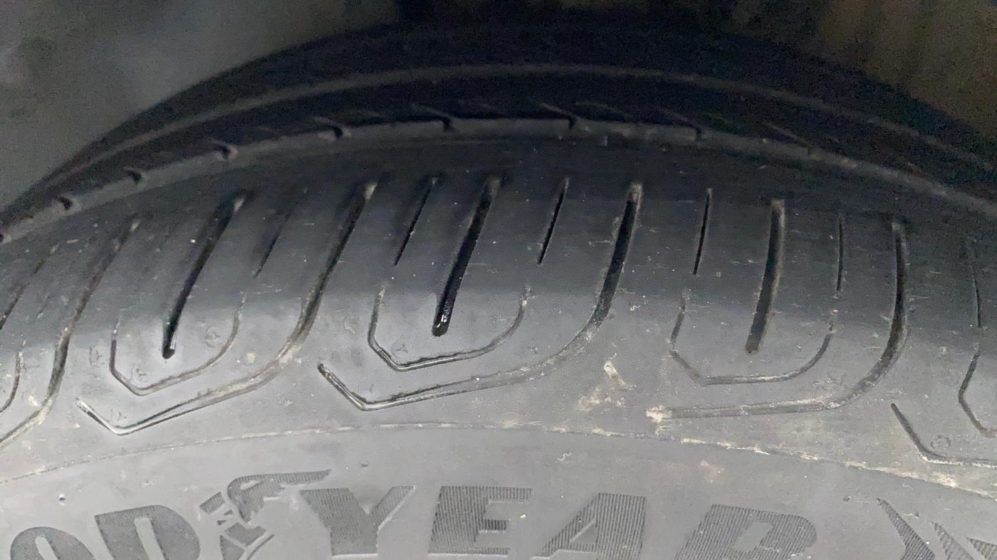 2015 Volkswagen Vento HIGHLINE 1.5 AT, Diesel, Automatic, 1,05,420 km, Left Front Tyre Tread