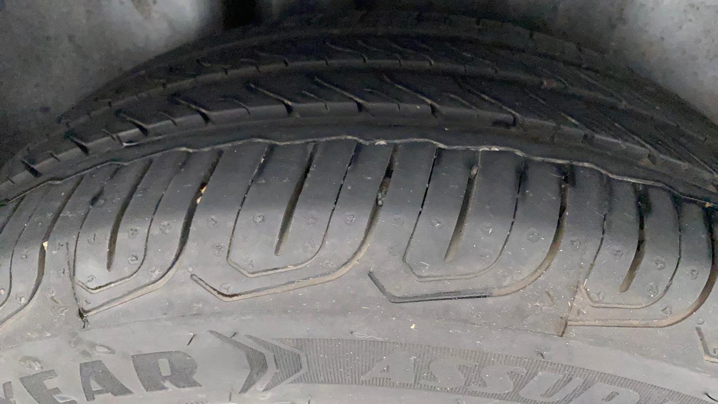 2015 Volkswagen Vento HIGHLINE 1.5 AT, Diesel, Automatic, 1,05,420 km, Right Rear Tyre Tread