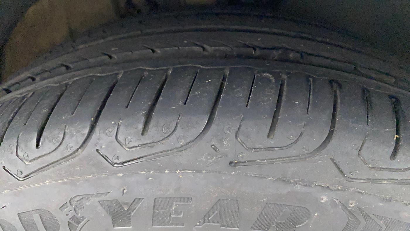 2015 Volkswagen Vento HIGHLINE 1.5 AT, Diesel, Automatic, 1,05,420 km, Right Front Tyre Tread
