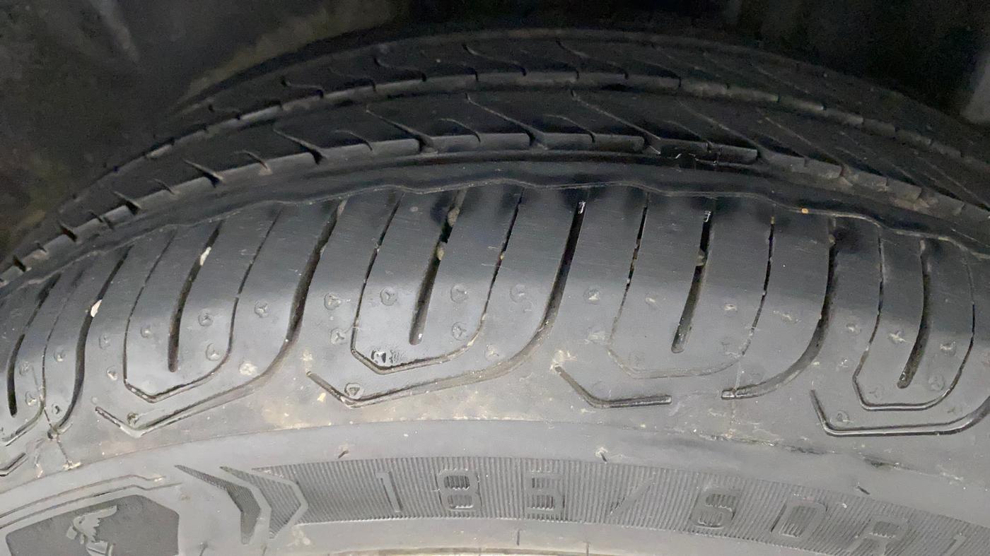 2015 Volkswagen Vento HIGHLINE 1.5 AT, Diesel, Automatic, 1,05,420 km, Left Rear Tyre Tread