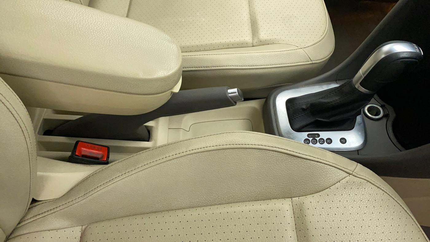 2015 Volkswagen Vento HIGHLINE 1.5 AT, Diesel, Automatic, 1,05,420 km, Gear Lever
