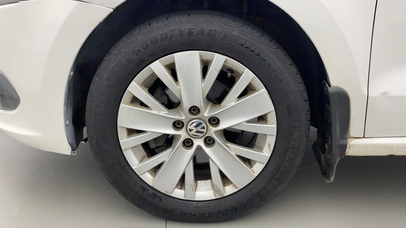 2015 Volkswagen Vento HIGHLINE 1.5 AT, Diesel, Automatic, 1,05,420 km, Left Front Wheel
