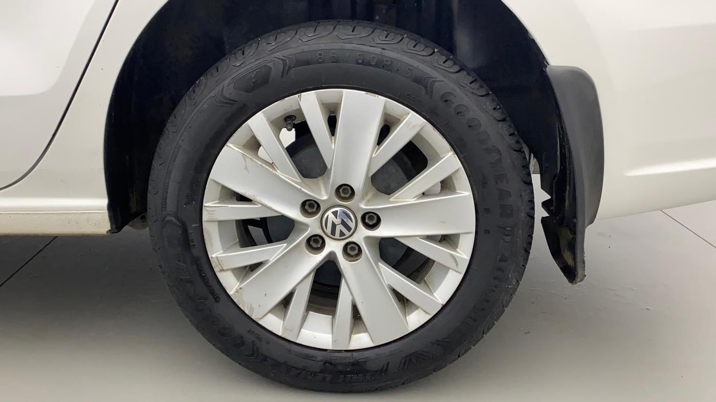 2015 Volkswagen Vento HIGHLINE 1.5 AT, Diesel, Automatic, 1,05,420 km, Left Rear Wheel