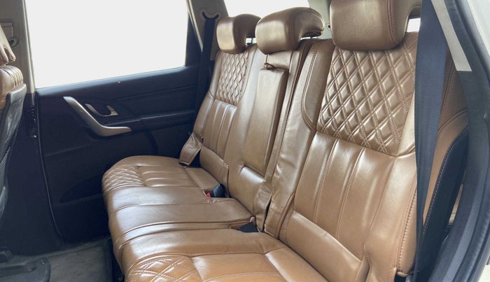 2018 Mahindra XUV500 W11, Diesel, Manual, 1,02,006 km, Right Side Rear Door Cabin