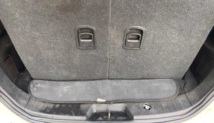 2018 Mahindra XUV500 W11, Diesel, Manual, 1,02,006 km, Boot Inside