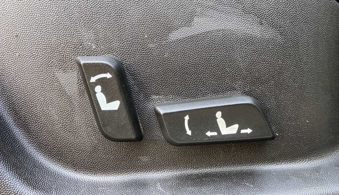 2018 Mahindra XUV500 W11, Diesel, Manual, 1,02,006 km, Driver Side Adjustment Panel