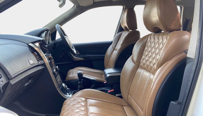 2018 Mahindra XUV500 W11, Diesel, Manual, 1,02,006 km, Right Side Front Door Cabin