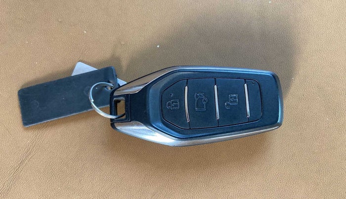 2018 Mahindra XUV500 W11, Diesel, Manual, 1,02,006 km, Key Close Up