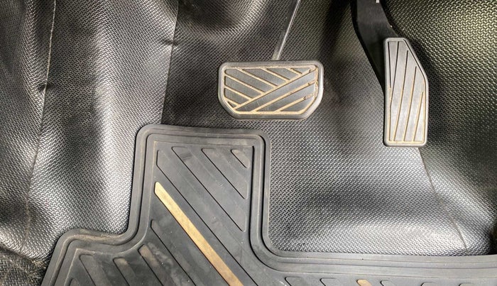 2018 Maruti IGNIS ALPHA 1.2 AMT DUAL TONE, Petrol, Automatic, 15,972 km, Pedals