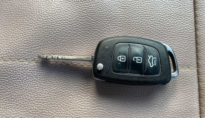 2015 Hyundai Xcent S (O) 1.2, Petrol, Manual, 26,231 km, Key Close Up