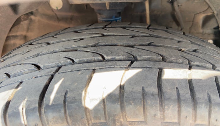 2023 Mahindra XUV300 W8 (O) 1.2 PETROL, Petrol, Manual, 13,938 km, Right Front Tyre Tread