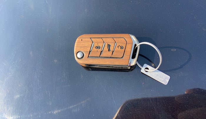 2023 Mahindra XUV300 W8 (O) 1.2 PETROL, Petrol, Manual, 13,938 km, Key Close Up