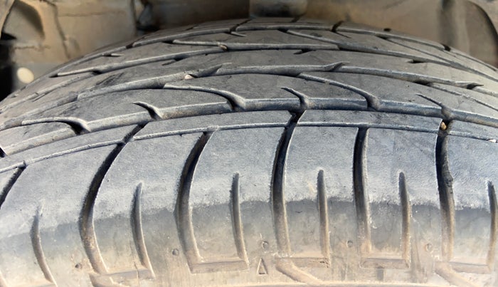 2023 Mahindra XUV300 W8 (O) 1.2 PETROL, Petrol, Manual, 13,938 km, Left Front Tyre Tread