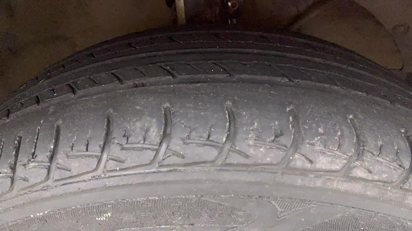2016 Maruti Baleno DELTA PETROL 1.2, Petrol, Manual, 31,720 km, Right Front Tyre Tread
