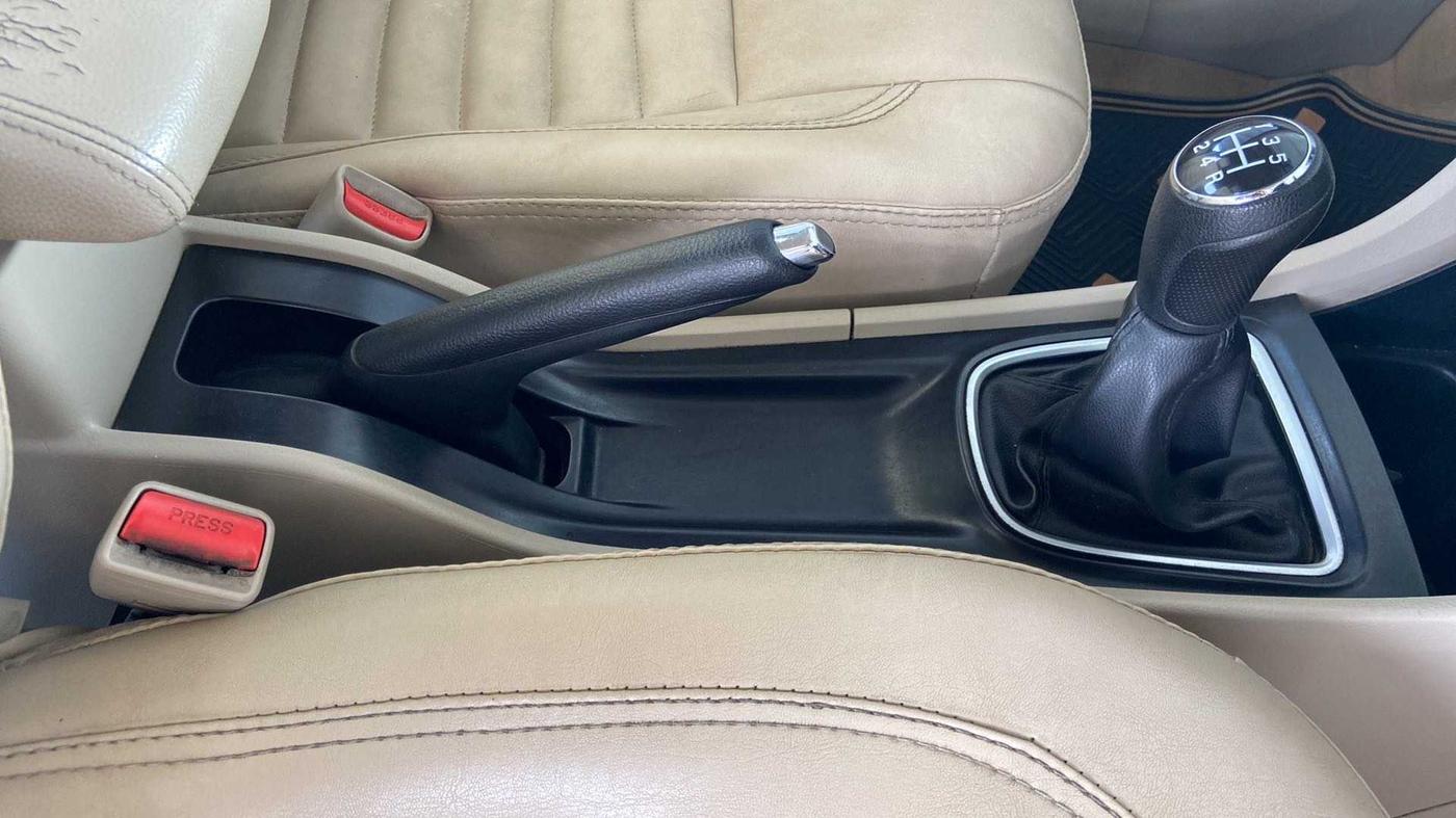 2018 Maruti Ciaz DELTA 1.5 SHVS MT PETROL, Petrol, Manual, 1,02,679 km, Gear Lever