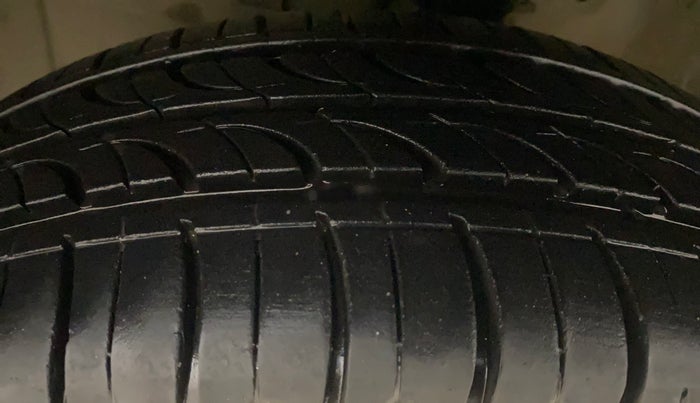 2015 Honda Brio S MT, Petrol, Manual, 67,905 km, Left Front Tyre Tread