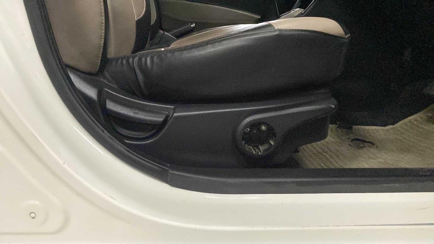 2015 Hyundai Xcent S (O) 1.2, Petrol, Manual, 53,795 km, Driver Side Adjustment Panel