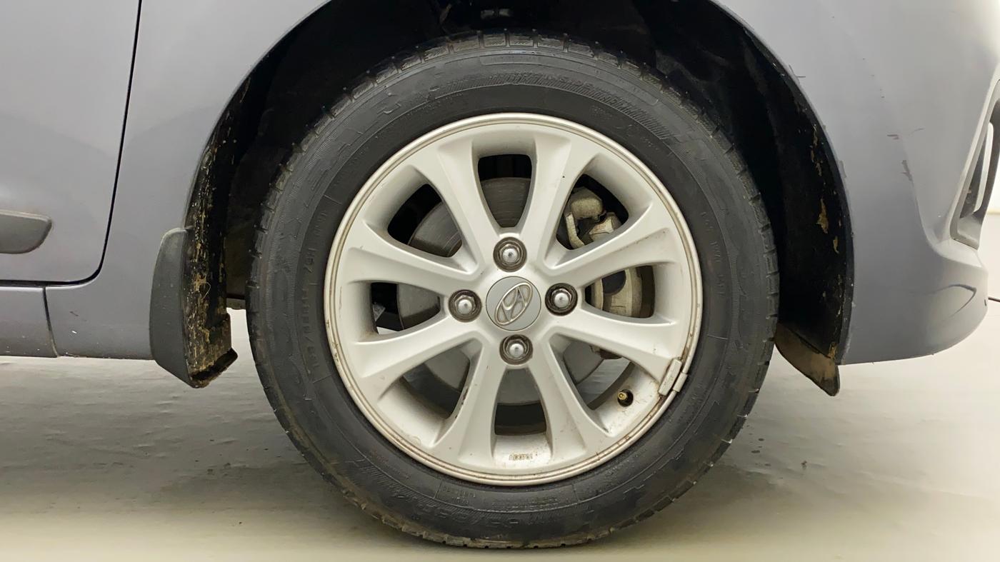 2015 Hyundai Grand i10 ASTA AT 1.2 KAPPA VTVT, Petrol, Automatic, 30,800 km, Right Front Wheel