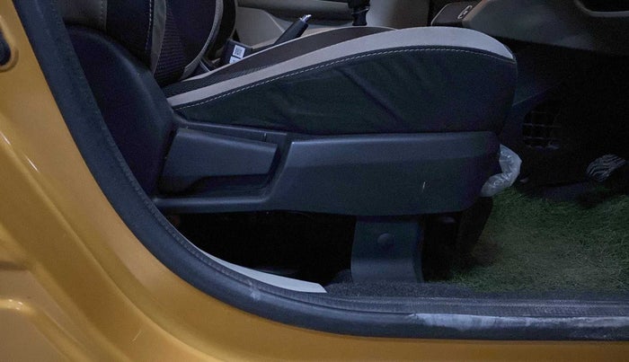 2020 Renault TRIBER RXZ, Petrol, Manual, 58,761 km, Driver Side Adjustment Panel