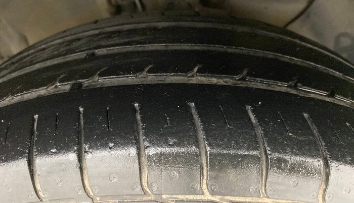 2014 Hyundai Elite i20 MAGNA 1.2, Petrol, Manual, 30,807 km, Right Front Tyre Tread