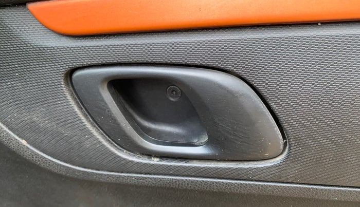 2017 Renault Kwid CLIMBER 1.0, Petrol, Manual, 1,12,993 km, Driver Side Door Panels Control