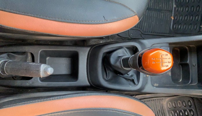 2017 Renault Kwid CLIMBER 1.0, Petrol, Manual, 1,12,993 km, Gear Lever