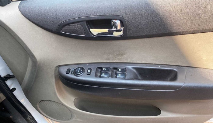 2013 Hyundai i20 MAGNA (O) 1.2, Petrol, Manual, 71,101 km, Driver Side Door Panels Control