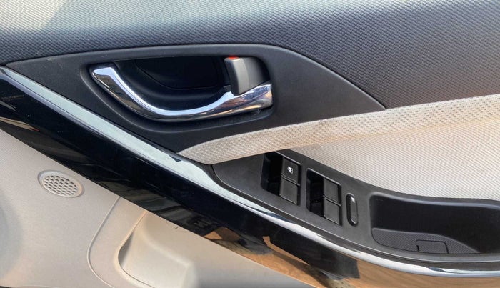 2020 Tata NEXON XZ PLUS (O) PETROL DUAL TONE, Petrol, Manual, 27,058 km, Driver Side Door Panels Control