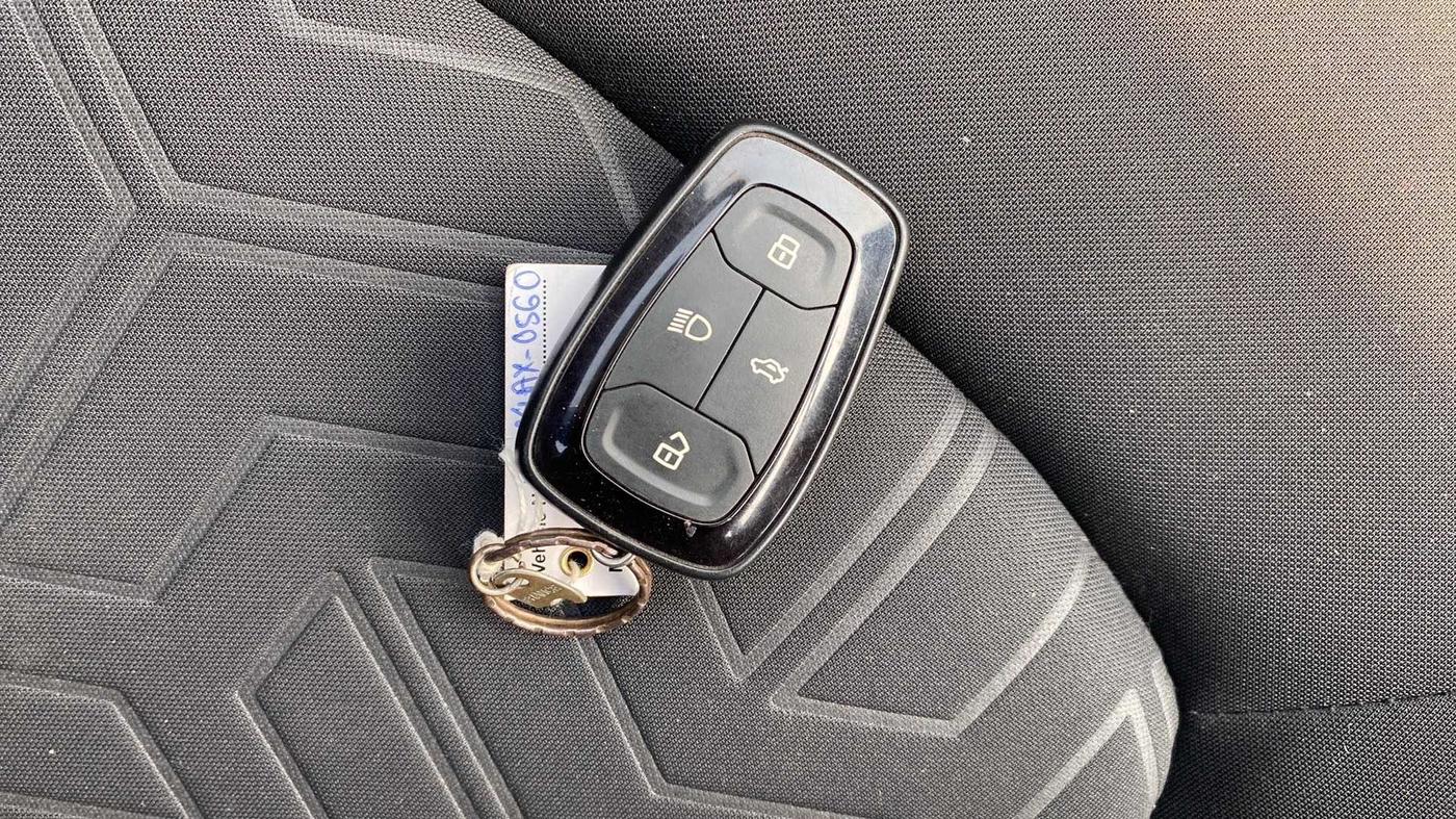2020 Tata NEXON XZ PLUS (O) PETROL DUAL TONE, Petrol, Manual, 27,058 km, Key Close Up