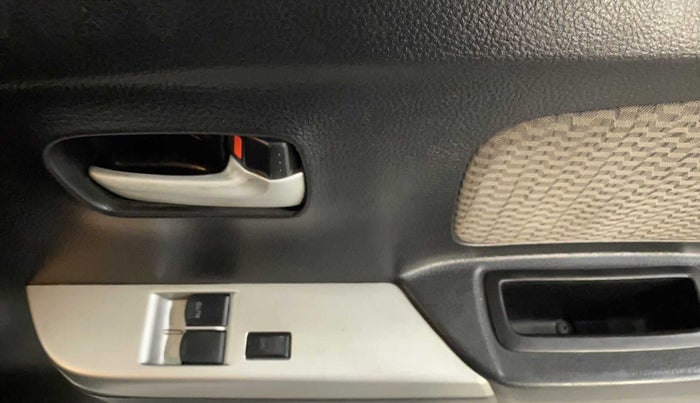 2015 Maruti Wagon R 1.0 LXI, CNG, Manual, 1,14,960 km, Driver Side Door Panels Control