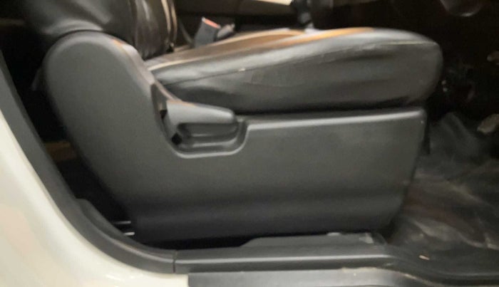 2015 Maruti Wagon R 1.0 LXI, CNG, Manual, 1,14,960 km, Driver Side Adjustment Panel