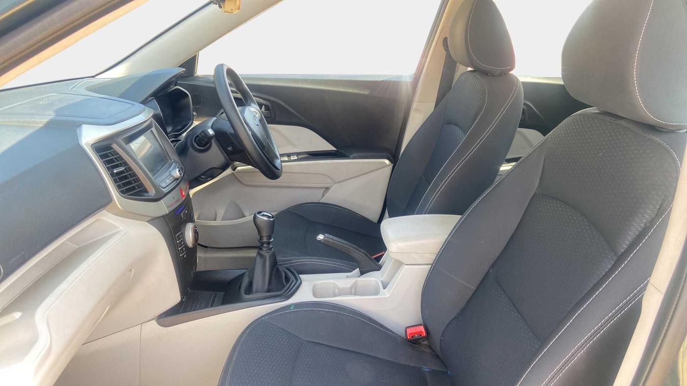 2020 Mahindra XUV300 W6 1.2 PETROL, Petrol, Manual, 7,785 km, Right Side Front Door Cabin