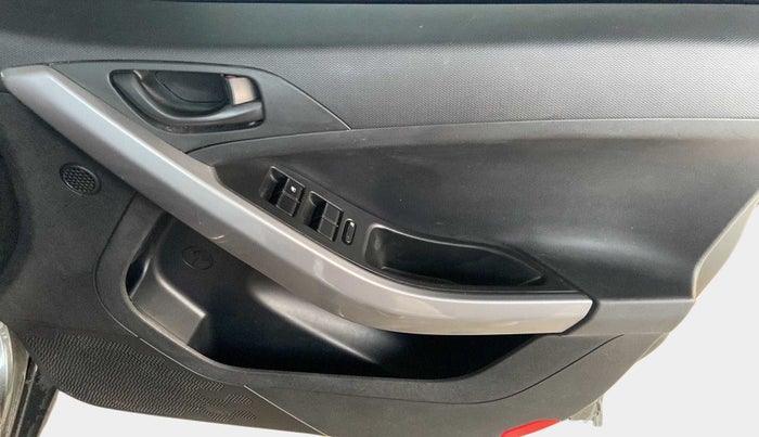 2022 Tata NEXON XM SUNROOF PETROL, Petrol, Manual, 29,241 km, Driver Side Door Panels Control
