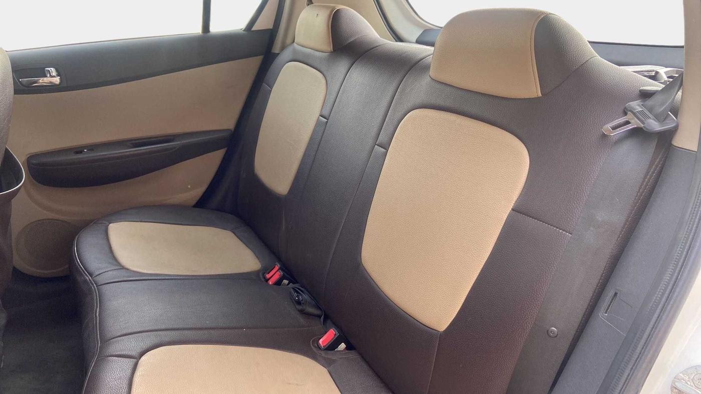 2012 Hyundai i20 MAGNA (O) 1.2, CNG, Manual, 66,217 km, Right Side Rear Door Cabin